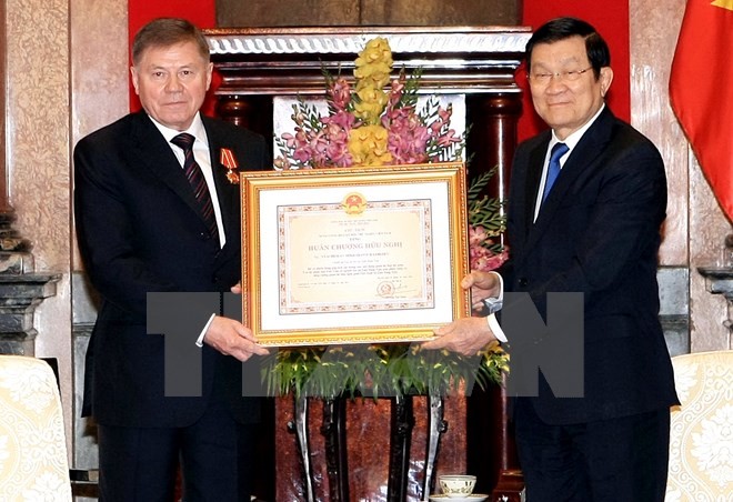 Le président de la cour suprême russe décoré par Truong Tan Sang  - ảnh 1